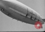 Standbild Sailor baumelt von USS Akron in festmachen Unfall United States USA, 1932, aus Sekunde 28 historischem Filmmaterial Videoclip 65675070495
