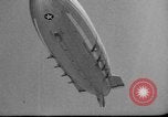 Standbild Sailor baumelt von USS Akron in festmachen Unfall United States USA, 1932, aus Sekunde 29 historischem Filmmaterial Videoclip 65675070495
