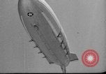 Standbild Sailor baumelt von USS Akron in festmachen Unfall United States USA, 1932, aus Sekunde 30 historischem Filmmaterial Videoclip 65675070495