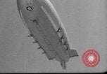 Standbild Sailor baumelt von USS Akron in festmachen Unfall United States USA, 1932, aus Sekunde 31 historischem Filmmaterial Videoclip 65675070495