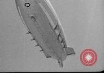Standbild Sailor baumelt von USS Akron in festmachen Unfall United States USA, 1932, aus Sekunde 32 historischem Filmmaterial Videoclip 65675070495