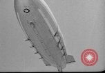 Standbild Sailor baumelt von USS Akron in festmachen Unfall United States USA, 1932, aus Sekunde 33 historischem Filmmaterial Videoclip 65675070495