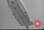 Standbild Sailor baumelt von USS Akron in festmachen Unfall United States USA, 1932, aus Sekunde 34 historischem Filmmaterial Videoclip 65675070495