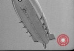Standbild Sailor baumelt von USS Akron in festmachen Unfall United States USA, 1932, aus Sekunde 35 historischem Filmmaterial Videoclip 65675070495