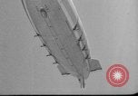 Standbild Sailor baumelt von USS Akron in festmachen Unfall United States USA, 1932, aus Sekunde 36 historischem Filmmaterial Videoclip 65675070495