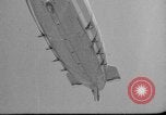 Standbild Sailor baumelt von USS Akron in festmachen Unfall United States USA, 1932, aus Sekunde 37 historischem Filmmaterial Videoclip 65675070495