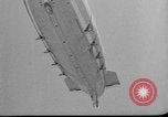 Standbild Sailor baumelt von USS Akron in festmachen Unfall United States USA, 1932, aus Sekunde 38 historischem Filmmaterial Videoclip 65675070495