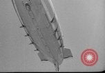 Standbild Sailor baumelt von USS Akron in festmachen Unfall United States USA, 1932, aus Sekunde 39 historischem Filmmaterial Videoclip 65675070495