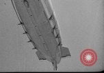 Standbild Sailor baumelt von USS Akron in festmachen Unfall United States USA, 1932, aus Sekunde 40 historischem Filmmaterial Videoclip 65675070495