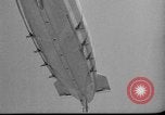 Standbild Sailor baumelt von USS Akron in festmachen Unfall United States USA, 1932, aus Sekunde 41 historischem Filmmaterial Videoclip 65675070495