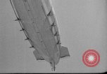 Standbild Sailor baumelt von USS Akron in festmachen Unfall United States USA, 1932, aus Sekunde 42 historischem Filmmaterial Videoclip 65675070495