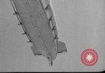 Standbild Sailor baumelt von USS Akron in festmachen Unfall United States USA, 1932, aus Sekunde 43 historischem Filmmaterial Videoclip 65675070495
