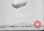 Standbild Sailor baumelt von USS Akron in festmachen Unfall United States USA, 1932, aus Sekunde 44 historischem Filmmaterial Videoclip 65675070495