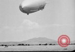 Standbild Sailor baumelt von USS Akron in festmachen Unfall United States USA, 1932, aus Sekunde 45 historischem Filmmaterial Videoclip 65675070495