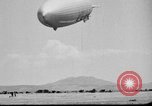 Standbild Sailor baumelt von USS Akron in festmachen Unfall United States USA, 1932, aus Sekunde 46 historischem Filmmaterial Videoclip 65675070495