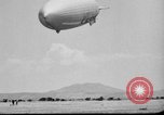 Standbild Sailor baumelt von USS Akron in festmachen Unfall United States USA, 1932, aus Sekunde 47 historischem Filmmaterial Videoclip 65675070495