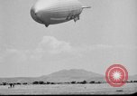 Standbild Sailor baumelt von USS Akron in festmachen Unfall United States USA, 1932, aus Sekunde 48 historischem Filmmaterial Videoclip 65675070495