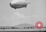 Standbild Sailor baumelt von USS Akron in festmachen Unfall United States USA, 1932, aus Sekunde 49 historischem Filmmaterial Videoclip 65675070495