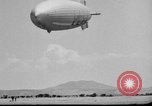 Standbild Sailor baumelt von USS Akron in festmachen Unfall United States USA, 1932, aus Sekunde 50 historischem Filmmaterial Videoclip 65675070495