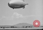 Standbild Sailor baumelt von USS Akron in festmachen Unfall United States USA, 1932, aus Sekunde 51 historischem Filmmaterial Videoclip 65675070495