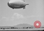 Standbild Sailor baumelt von USS Akron in festmachen Unfall United States USA, 1932, aus Sekunde 52 historischem Filmmaterial Videoclip 65675070495