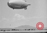 Standbild Sailor baumelt von USS Akron in festmachen Unfall United States USA, 1932, aus Sekunde 53 historischem Filmmaterial Videoclip 65675070495