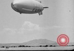 Standbild Sailor baumelt von USS Akron in festmachen Unfall United States USA, 1932, aus Sekunde 54 historischem Filmmaterial Videoclip 65675070495