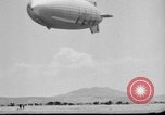 Standbild Sailor baumelt von USS Akron in festmachen Unfall United States USA, 1932, aus Sekunde 55 historischem Filmmaterial Videoclip 65675070495
