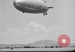 Standbild Sailor baumelt von USS Akron in festmachen Unfall United States USA, 1932, aus Sekunde 56 historischem Filmmaterial Videoclip 65675070495