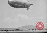 Standbild Sailor baumelt von USS Akron in festmachen Unfall United States USA, 1932, aus Sekunde 57 historischem Filmmaterial Videoclip 65675070495