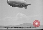 Standbild Sailor baumelt von USS Akron in festmachen Unfall United States USA, 1932, aus Sekunde 58 historischem Filmmaterial Videoclip 65675070495