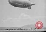 Standbild Sailor baumelt von USS Akron in festmachen Unfall United States USA, 1932, aus Sekunde 59 historischem Filmmaterial Videoclip 65675070495