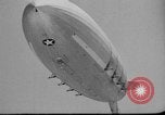 Standbild Sailor baumelt von USS Akron in festmachen Unfall United States USA, 1932, aus Sekunde 60 historischem Filmmaterial Videoclip 65675070495