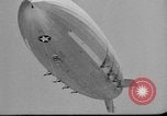 Standbild Sailor baumelt von USS Akron in festmachen Unfall United States USA, 1932, aus Sekunde 61 historischem Filmmaterial Videoclip 65675070495
