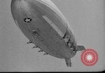Standbild Sailor baumelt von USS Akron in festmachen Unfall United States USA, 1932, aus Sekunde 62 historischem Filmmaterial Videoclip 65675070495