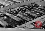 Standbild Konserven und Einfrieren von Lebensmitteln in den 1940er Jahren auf Seabrook Farms New Jersey United States USA, 1946, aus Sekunde 60 historischem Filmmaterial Videoclip 65675070532