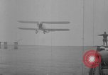 Immagine di Atterraggio biplanare Oceano Pacifico, 1928, secondo 26 filmato di repertorio 65675070545