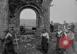 Image français les femmes et les enfants des agriculteurs au cours Première Guerre Mondiale France, 1917, de la seconde 14 séquences d'archives historiques vidéo 65675070585