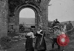 Image français les femmes et les enfants des agriculteurs au cours Première Guerre Mondiale France, 1917, de la seconde 15 séquences d'archives historiques vidéo 65675070585