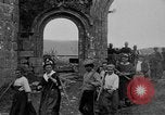 Image français les femmes et les enfants des agriculteurs au cours Première Guerre Mondiale France, 1917, de la seconde 16 séquences d'archives historiques vidéo 65675070585