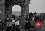 Image français les femmes et les enfants des agriculteurs au cours Première Guerre Mondiale France, 1917, de la seconde 17 séquences d'archives historiques vidéo 65675070585
