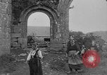 Image français les femmes et les enfants des agriculteurs au cours Première Guerre Mondiale France, 1917, de la seconde 23 séquences d'archives historiques vidéo 65675070585
