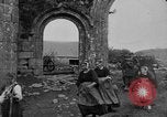 Image français les femmes et les enfants des agriculteurs au cours Première Guerre Mondiale France, 1917, de la seconde 24 séquences d'archives historiques vidéo 65675070585