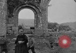 Image français les femmes et les enfants des agriculteurs au cours Première Guerre Mondiale France, 1917, de la seconde 31 séquences d'archives historiques vidéo 65675070585