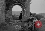 Image français les femmes et les enfants des agriculteurs au cours Première Guerre Mondiale France, 1917, de la seconde 42 séquences d'archives historiques vidéo 65675070585