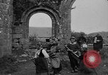 Image français les femmes et les enfants des agriculteurs au cours Première Guerre Mondiale France, 1917, de la seconde 47 séquences d'archives historiques vidéo 65675070585