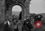 Image français les femmes et les enfants des agriculteurs au cours Première Guerre Mondiale France, 1917, de la seconde 48 séquences d'archives historiques vidéo 65675070585