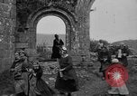 Image français les femmes et les enfants des agriculteurs au cours Première Guerre Mondiale France, 1917, de la seconde 49 séquences d'archives historiques vidéo 65675070585