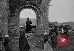 Image français les femmes et les enfants des agriculteurs au cours Première Guerre Mondiale France, 1917, de la seconde 50 séquences d'archives historiques vidéo 65675070585