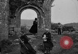 Image français les femmes et les enfants des agriculteurs au cours Première Guerre Mondiale France, 1917, de la seconde 53 séquences d'archives historiques vidéo 65675070585